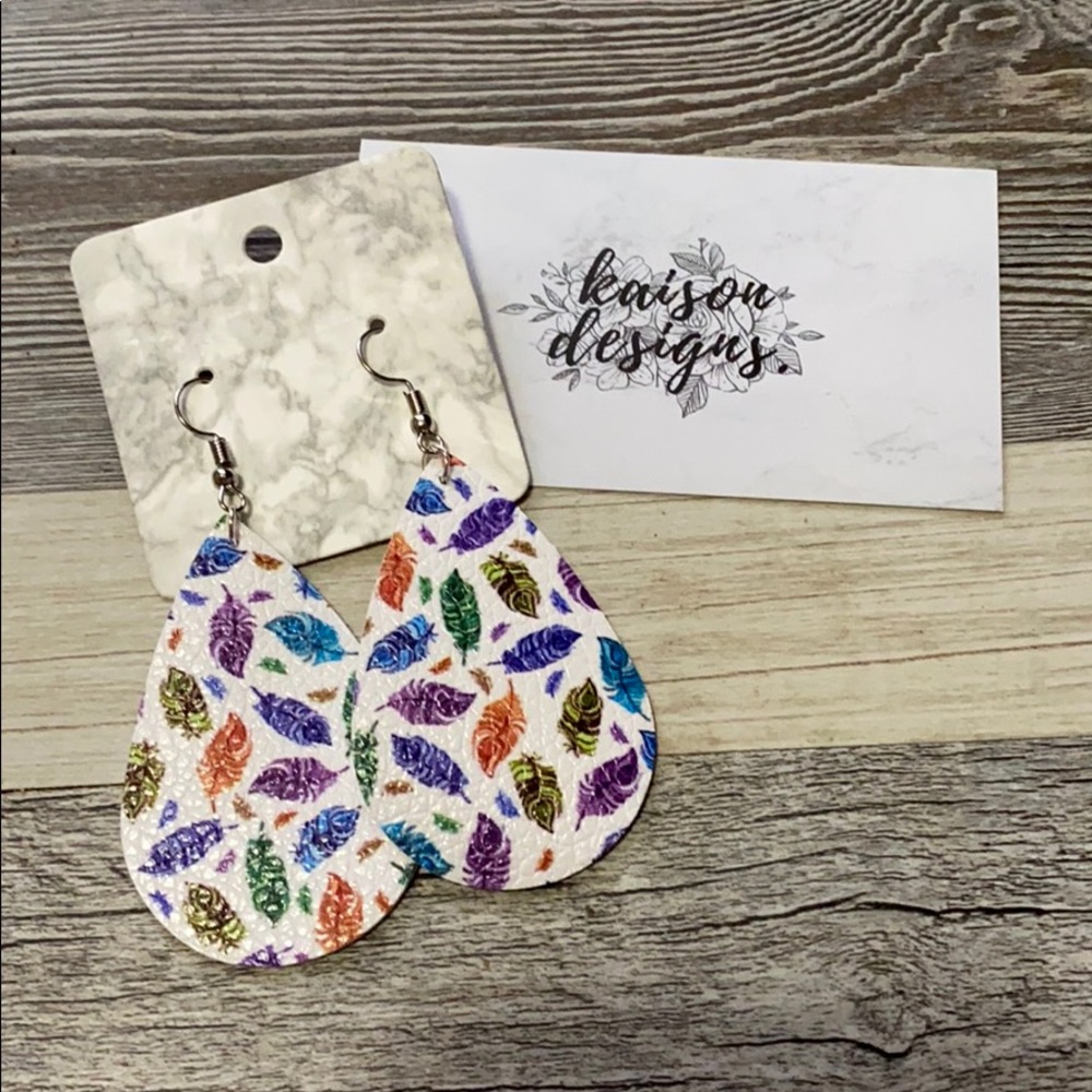 Teardrop style feather pattern earrings